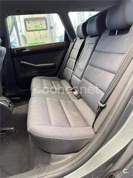 Usado Audi A6 165 CV (121 kW) 1998 Gris / plata Familiar