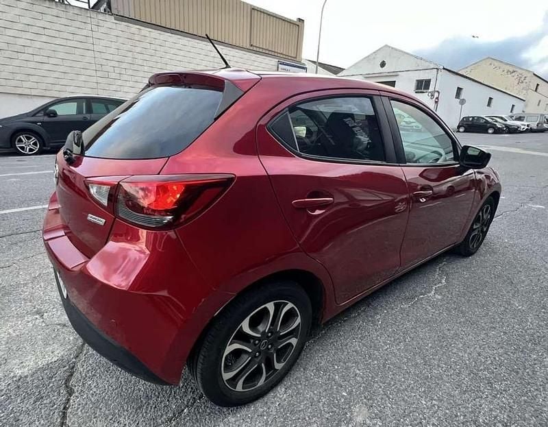 Usado Mazda 2 90 CV (66 kW) 2015 Rojo Utilitario