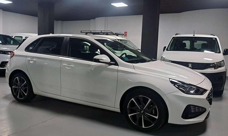 Blanco Usado 2021 Hyundai i30 Utilitario | 14.400 € (Precio justo) - Imagen 1/4