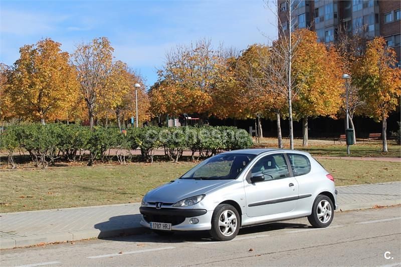 Usado Peugeot 206 90 CV (66 kW) 2002 Gris / plata Berlina