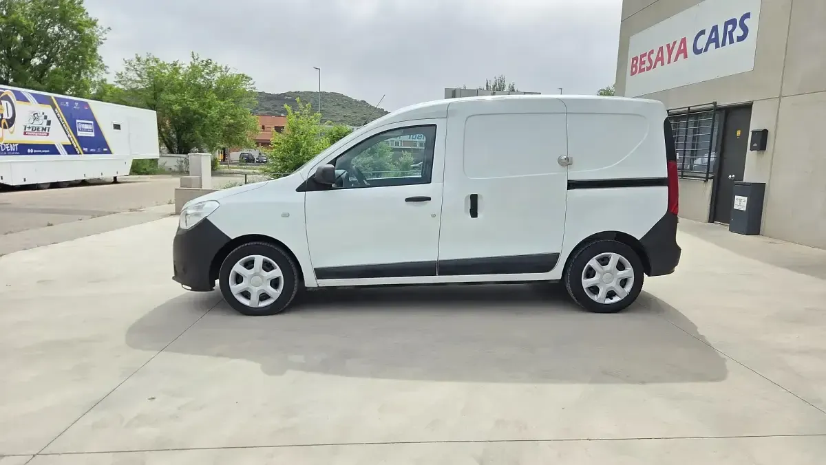 Usado Dacia Dokker Essentiel 107 CV (78 kW) 2021 Blanco Monovolumen