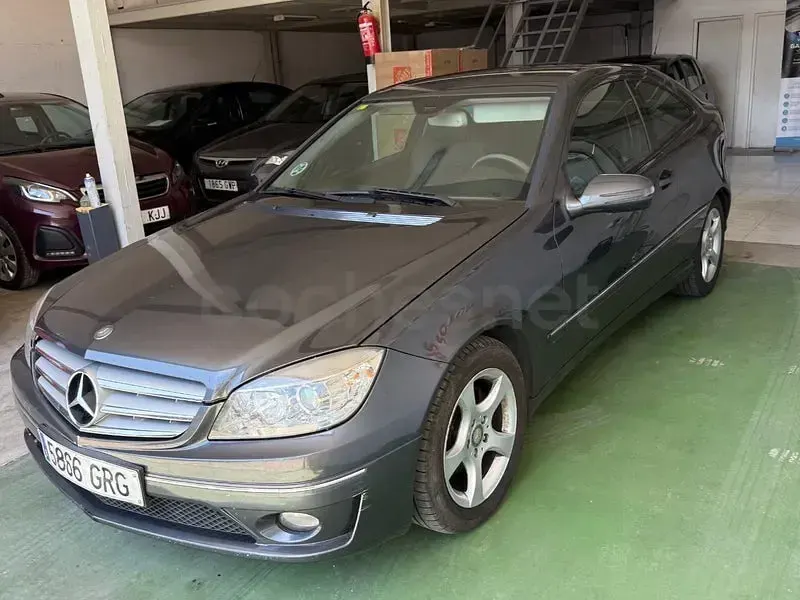 Usado Mercedes C200 Avantgarde 136 CV (100 kW) 2009 Gris / plata Berlina