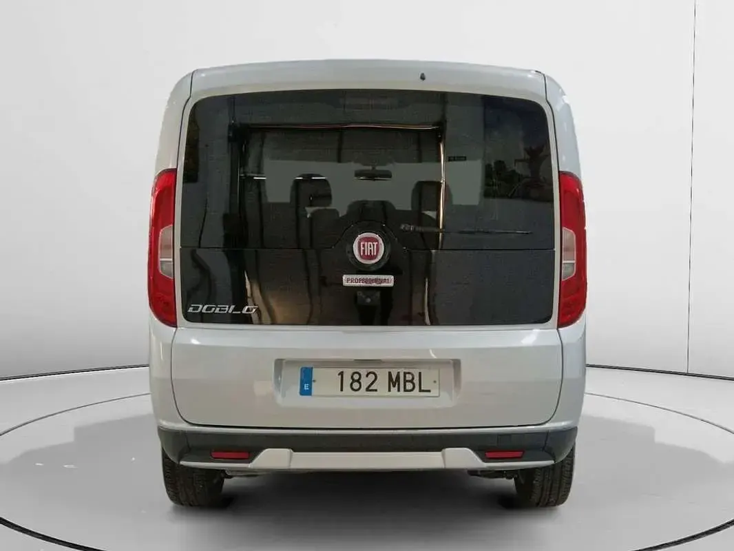 Usado Fiat Doblò Trekking 121 CV (88 kW) 2022 Gris Monovolumen