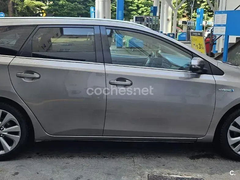 Usado Toyota Auris Hybrid Active 136 CV (100 kW) 2015 Gris / plata Familiar
