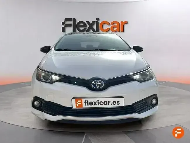 Usado Toyota Auris Hybrid Active 136 CV (100 kW) 2018 Blanco Berlina