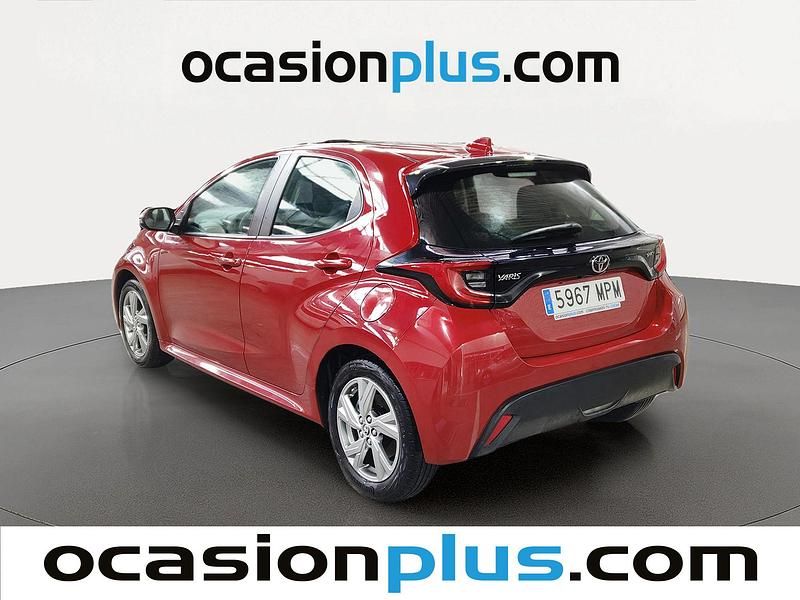 Usado Toyota Yaris Active 116 CV (85 kW) 2024 Rojo Utilitario
