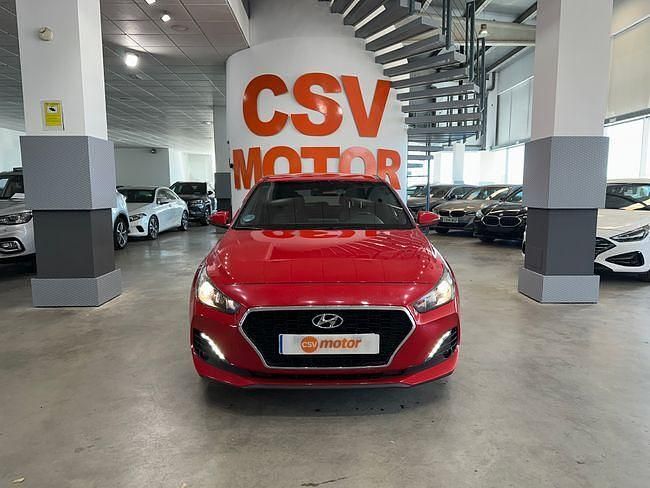 Usado Hyundai i30 116 CV (85 kW) 2020 Rojo Familiar
