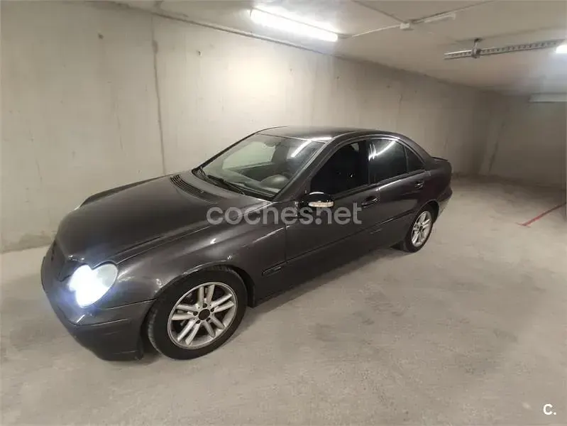 Usado Mercedes C200 Classic 116 CV (85 kW) 2002 Gris / plata Berlina