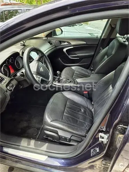 Usado Opel Insignia Selective 130 CV (95 kW) 2012 Violeta / lila Berlina