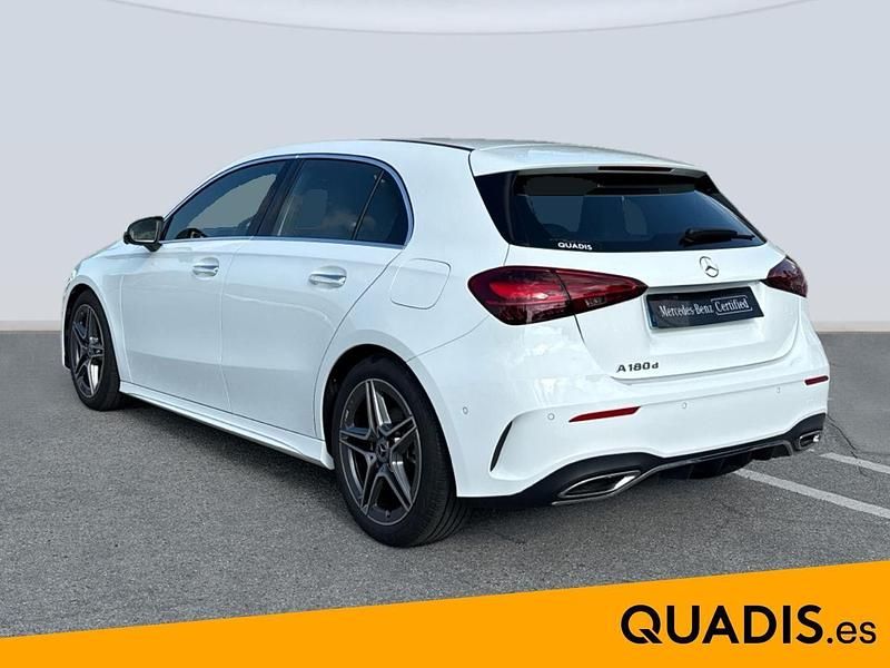 Usado Mercedes A180 AMG line 116 CV (85 kW) 2024 Blanco Berlina