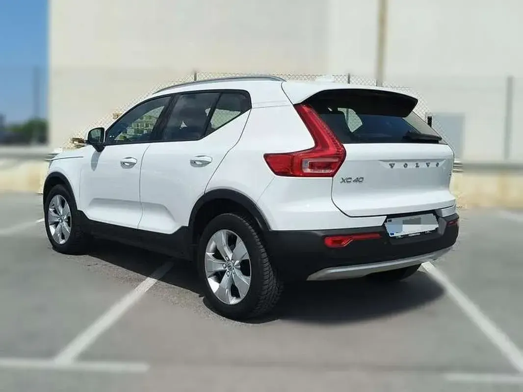 Usado Volvo XC40 Momentum 129 CV (94 kW) 2022 Blanco SUV