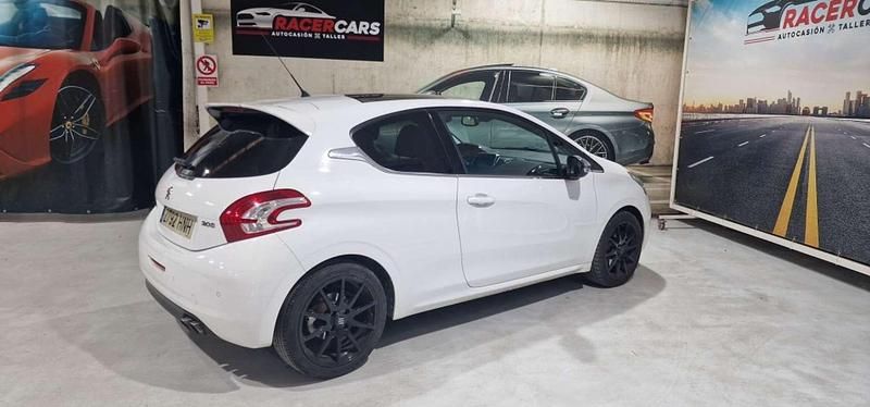 Usado Peugeot 208 Allure 156 CV (114 kW) 2012 Blanco Utilitario