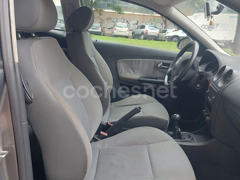 Usado Seat Ibiza 100 CV (73 kW) 2004 Gris / plata Berlina