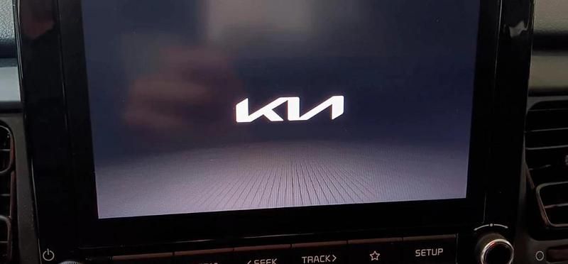 Usado Kia Stonic 101 CV (74 kW) 2024 Clear white  blanco SUV