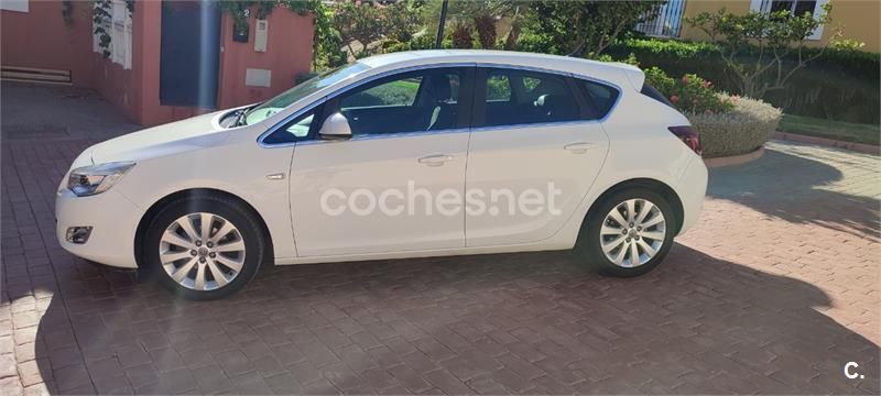 Usado Opel Astra Cosmo 140 CV (102 kW) 2012 Etiqueta c (verde) Berlina