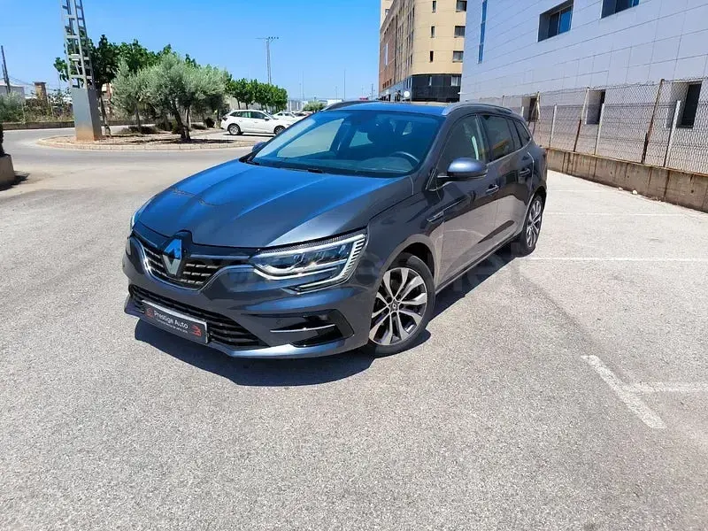 Usado Renault Mégane GrandTour Techno 140 CV (102 kW) 2024 Gris / plata Familiar