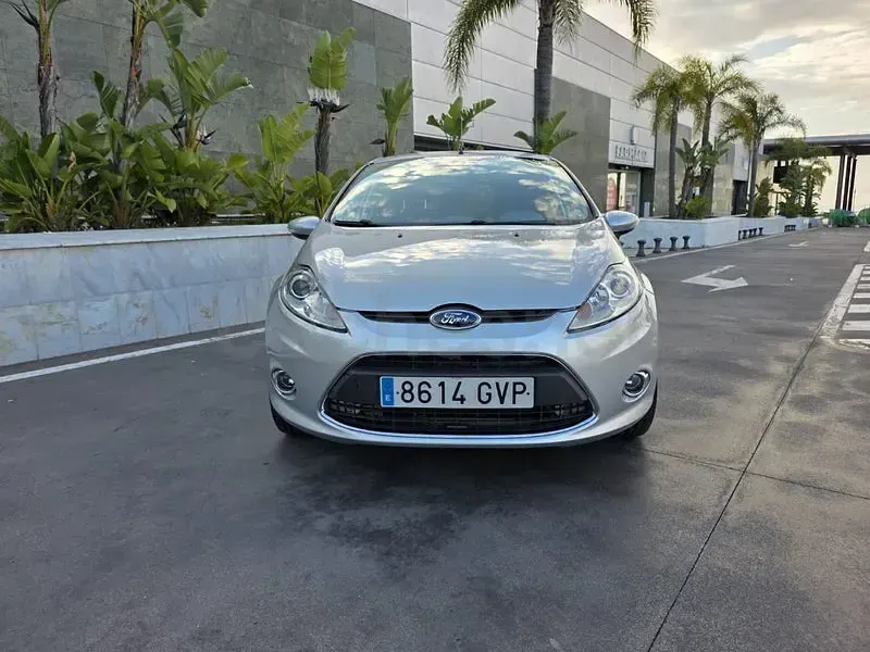 Usado Ford Fiesta Titanium 96 CV (70 kW) 2010 Gris / plata Berlina