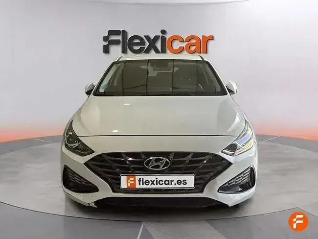 Usado Hyundai i30 120 CV (88 kW) 2021 Blanco Berlina