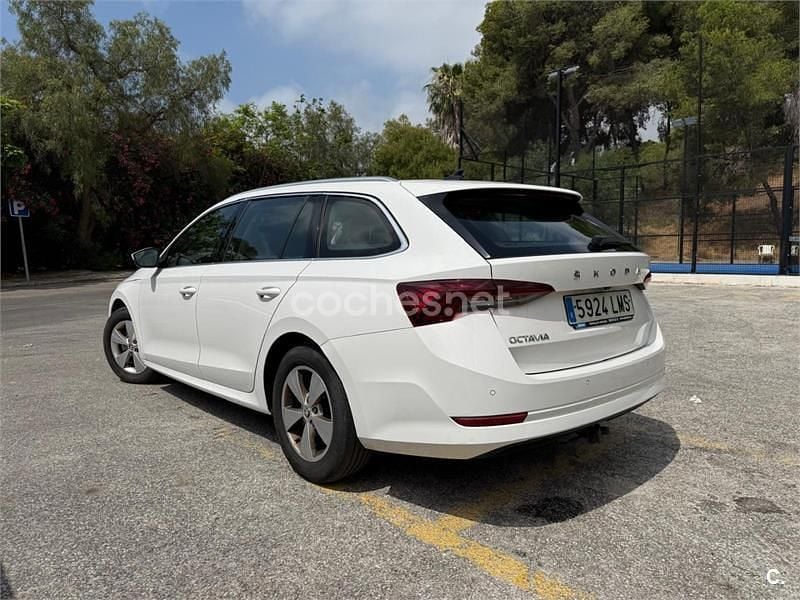 Usado Skoda Octavia Active 115 CV (84 kW) 2021 Blanco Familiar