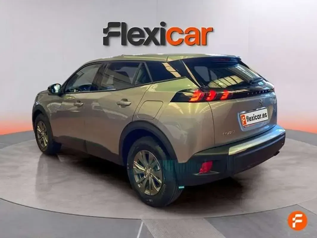 Usado Peugeot 2008 Active 101 CV (74 kW) 2022 Gris SUV