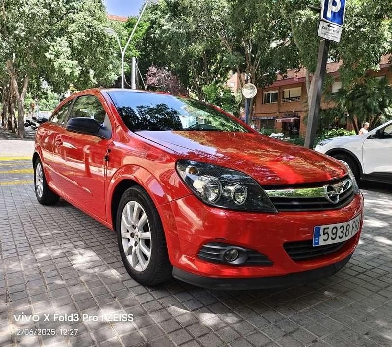 Rojo Usado 2007 Opel Astra GTC Enjoy Utilitario | 4490 € (Precio justo) - Imagen 1/4