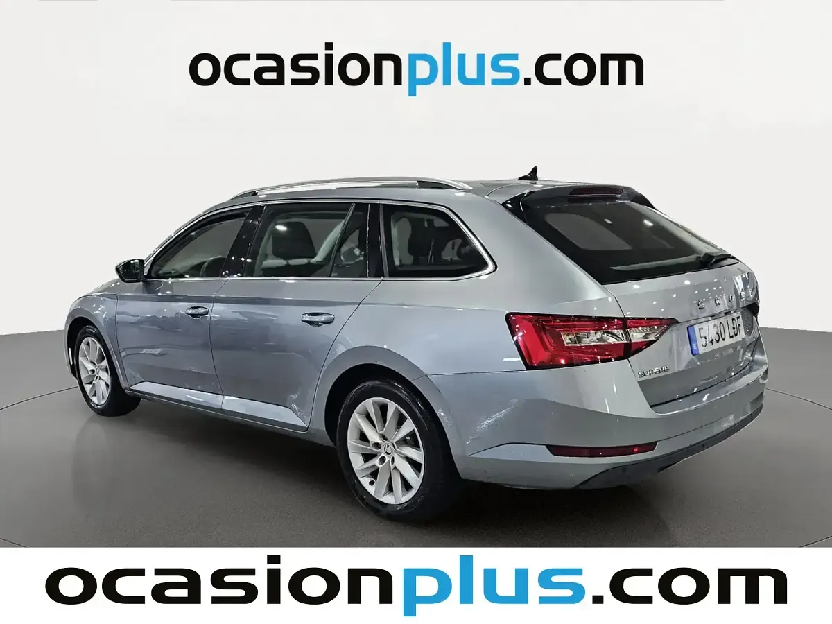Usado Skoda Superb Ambition 150 CV (110 kW) 2019 Gris Familiar