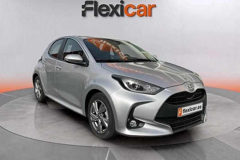 Gris Usado 2024 Toyota Yaris Hybrid Active Berlina | 16.990 € (Super precio) - Imagen 1/4