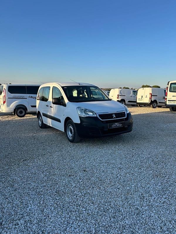 Usado Peugeot Partner Tepee Access 75 CV (55 kW) 2018 Blanco Monovolumen