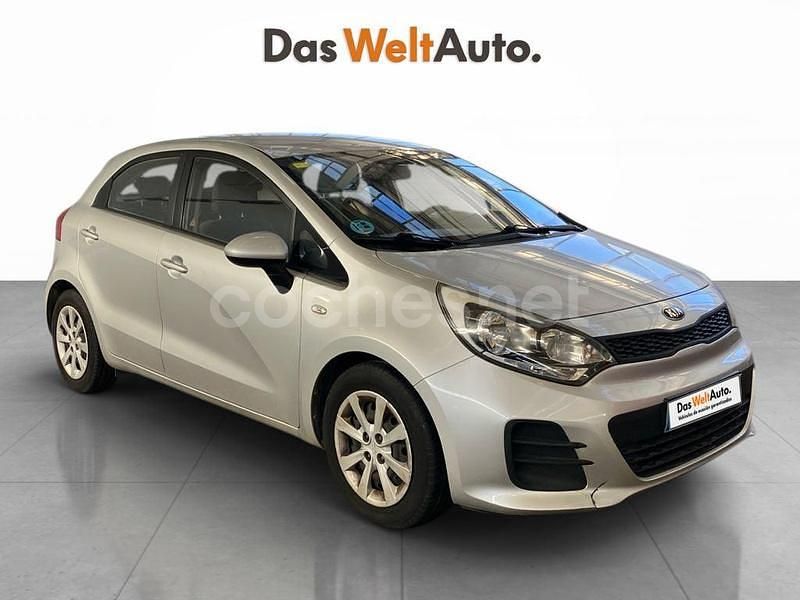 Gris / plata Usado 2015 Kia Rio Berlina | 7990 € (Precio justo) - Imagen 1/4