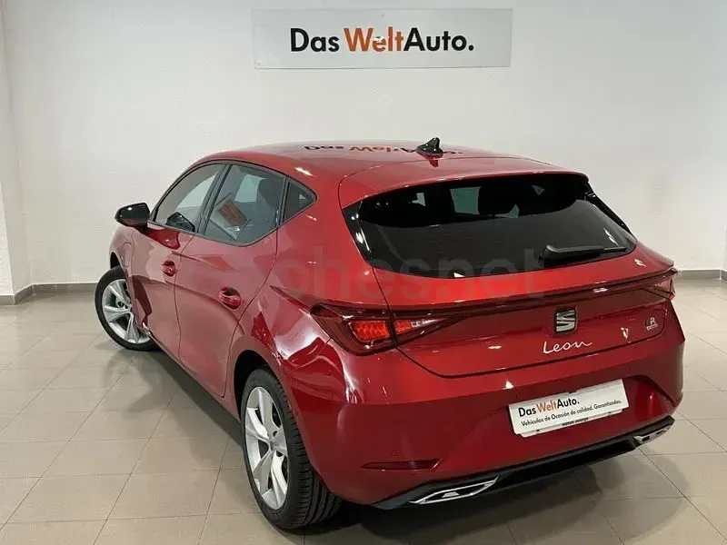 Usado Seat Leon FR 204 CV (150 kW) 2025 Rojo Berlina