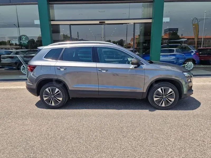 Usado Skoda Karoq Selection 150 CV (110 kW) 2025 Gris / plata SUV