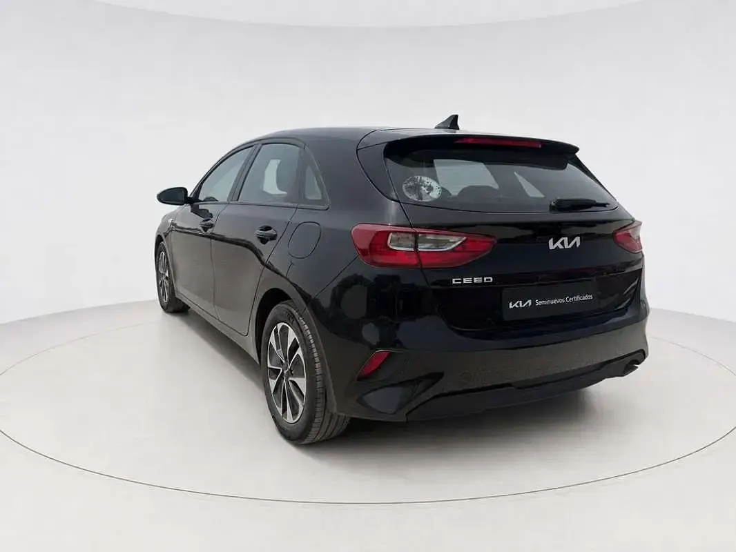 Usado Kia Ceed 101 CV (74 kW) 2025 Negro Utilitario
