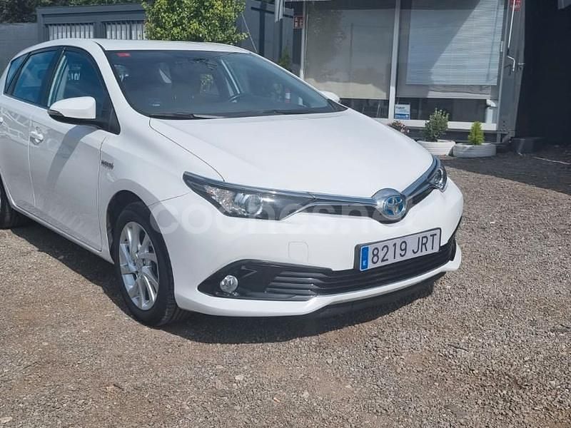 Usado Toyota Auris Hybrid Active 136 CV (100 kW) 2016 Blanco Berlina