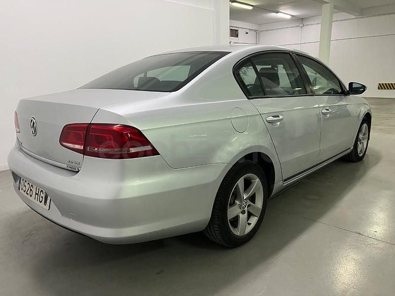 Usado VW Passat Edition 105 CV (77 kW) 2011 Gris / plata Berlina