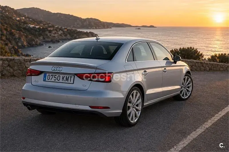 Usado Audi A3 116 CV (85 kW) 2018 Gris / plata Berlina