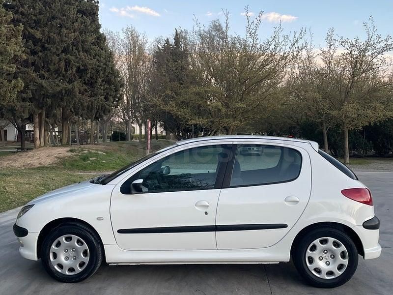 Usado Peugeot 206 90 CV (66 kW) 2004 Blanco Berlina