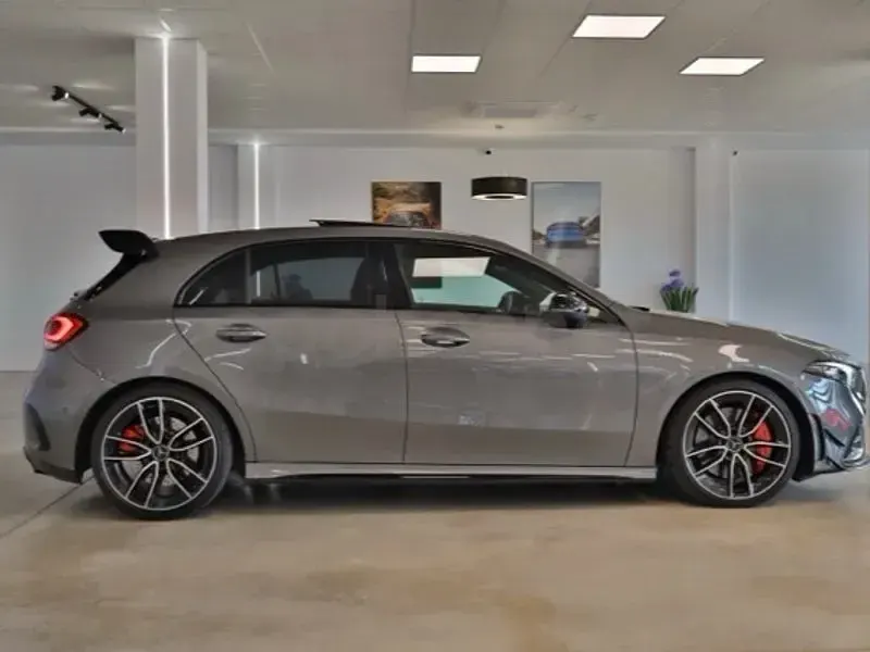Usado Mercedes A35 AMG 306 CV (225 kW) 2022 Gris / plata Berlina