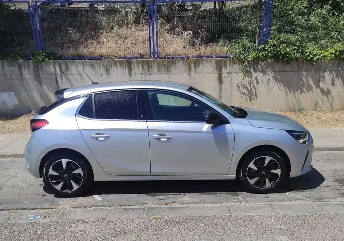 Usado Opel Corsa-e Elegance 100 kW (136 CV) 2023 Gris Utilitario