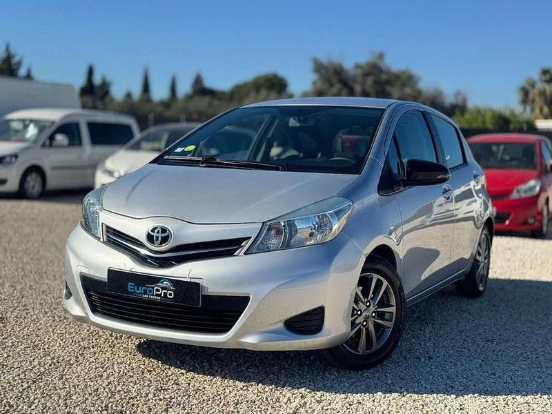 Usado Toyota Yaris Active 90 CV (66 kW) 2012 Gris Utilitario