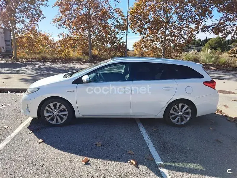 Käytetty Toyota Auris Hybrid Advance 136 HP (100 kW) 2014 Valkoinen Farmari