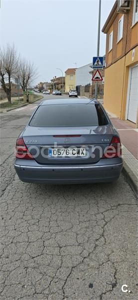 Usado Mercedes E270 Elegance 177 CV (130 kW) 2004 Azul Berlina