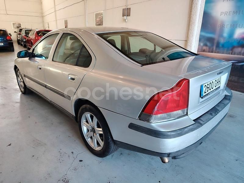 Usado Volvo S60 163 CV (119 kW) 2003 Gris / plata Berlina