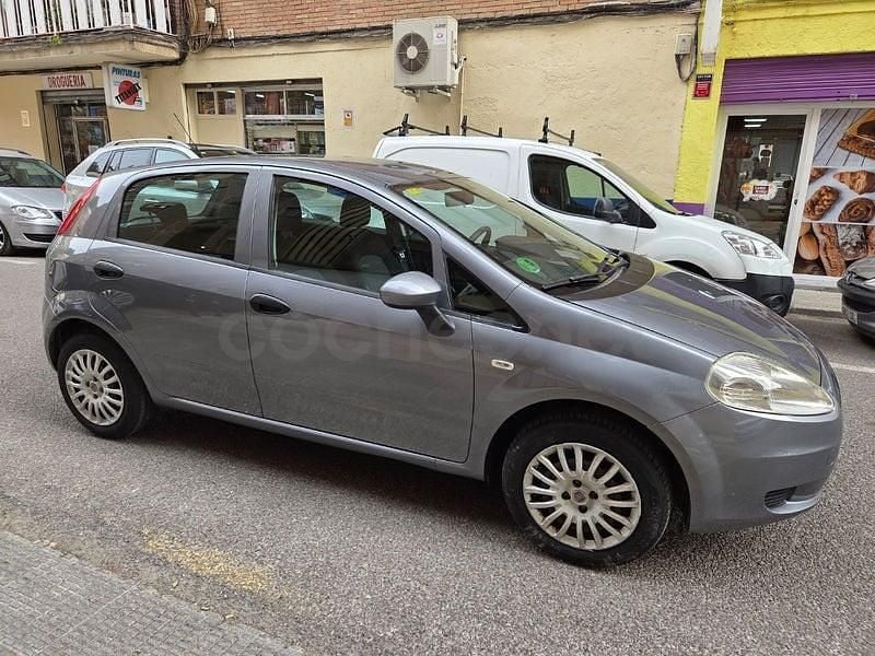 Gris / plata Usado 2011 Fiat Punto Evo Dynamic Utilitario | 5690 € (Precio justo) - Imagen 1/3