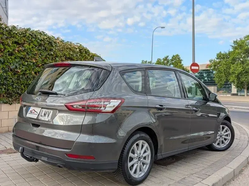 Usado Ford S-MAX Titanium 150 CV (110 kW) 2021 Gris / plata Monovolumen