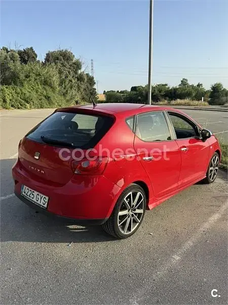 Usado Seat Ibiza Reference 85 CV (62 kW) 2010 Rojo Berlina