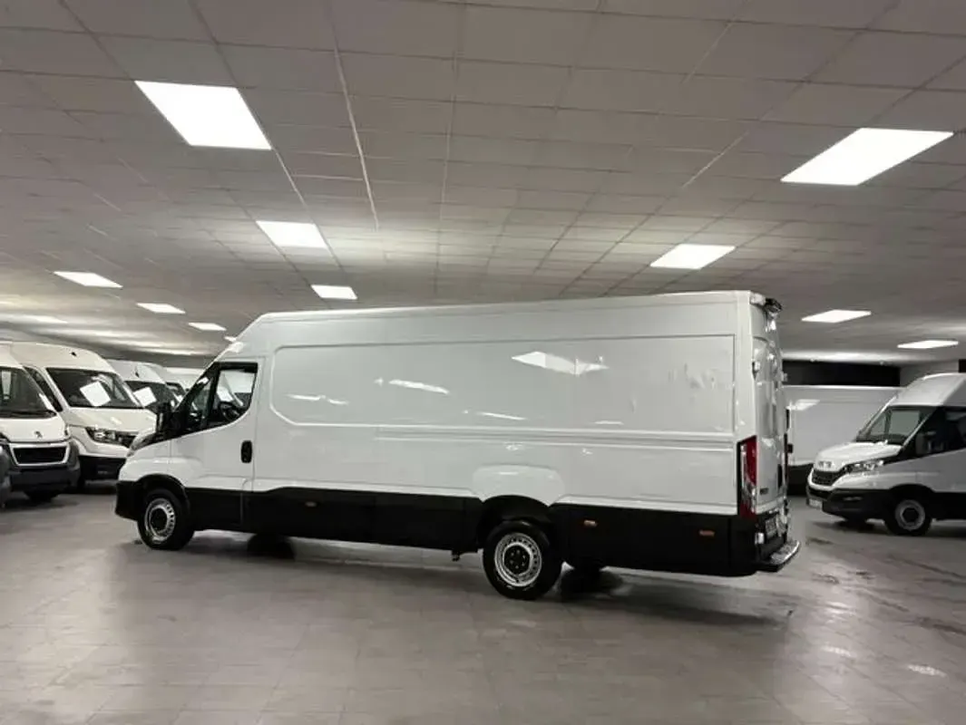 Usado Iveco Daily 160 CV (117 kW) 2023 Blanco Van