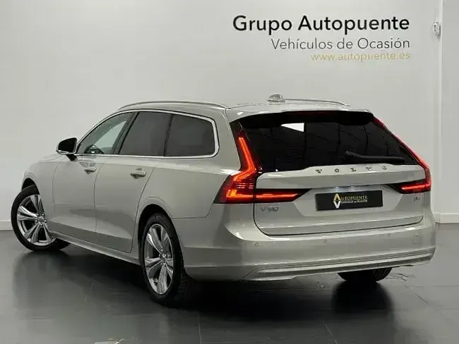 Begagnad Volvo V90 Momentum 197 HK (144 kW) 2021 Beige Kombi