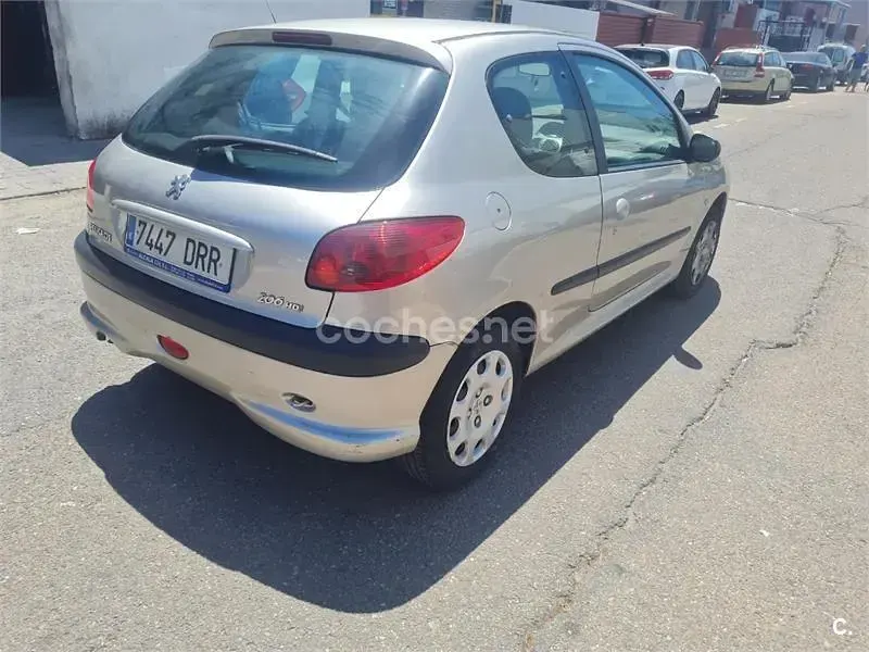 Usado Peugeot 206 70 CV (51 kW) 2005 Gris / plata Berlina