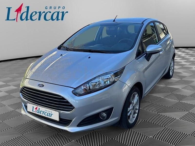 Usado Ford Fiesta Titanium 100 CV (73 kW) 2015 Gris / plata Berlina