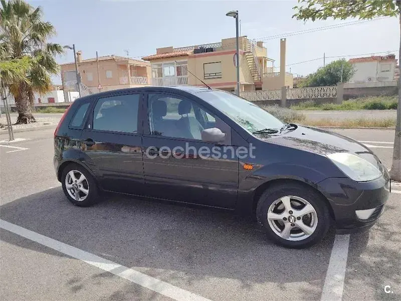 Usado Ford Fiesta 80 CV (58 kW) 2004 Negro Utilitario